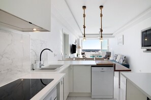 Fridge, microwave, oven, stovetop - Holiday Home 'Delmar' with Sea View, Wi-Fi and Air Conditioning (Quarteira)