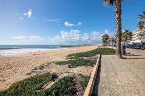 Beach - Holiday Home 'Abertura Mar Zen' with Sea View, Wi-Fi and Air Conditioning (Quarteira)