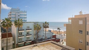 Hotel Dom Jose, con vistas a la playa y al océano.