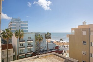 Ein Hotel namens 'Hotel Dom Jose' mit Blick auf Strand und Meer.