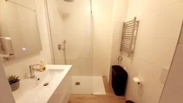 Dusche, Haartrockner, Handtücher