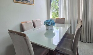 Dining - Private studio apartment for couples in the city center. (Bombinhas)