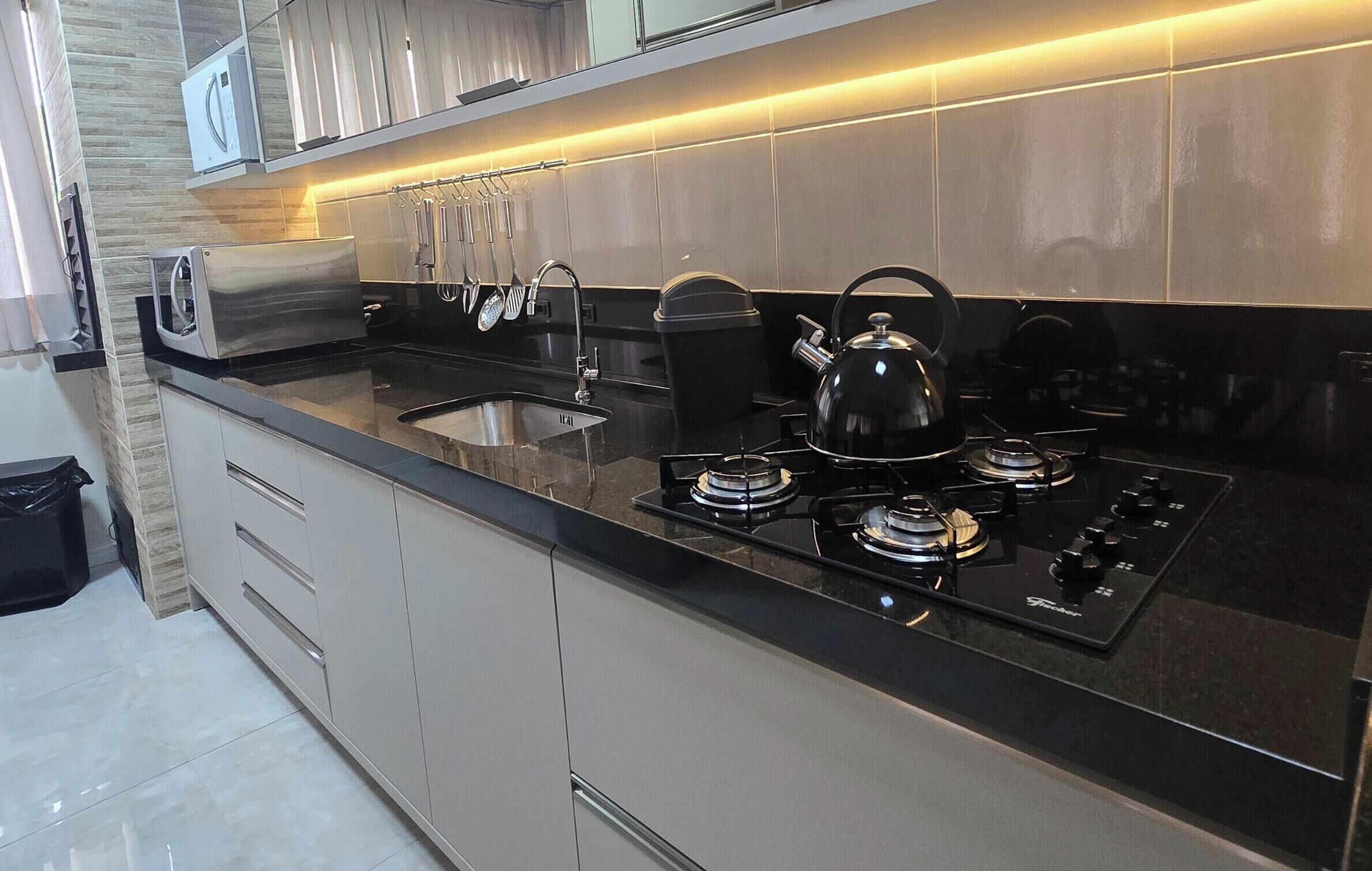 Refrigerador, microondas, horno, placa de cocina