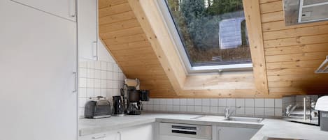 Een koelkast, een magnetron, een kookplaat, een vaatwasser