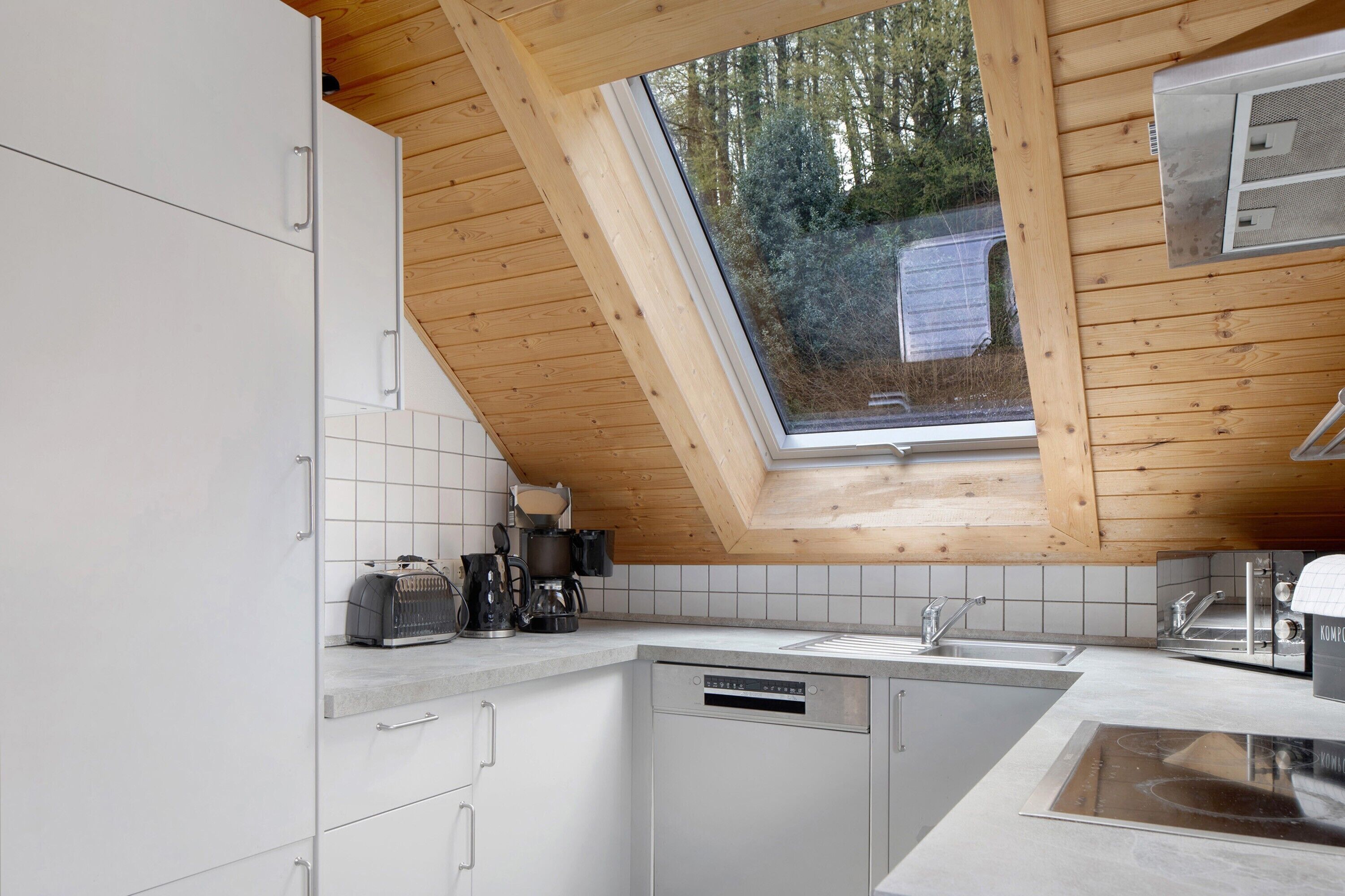 Réfrigérateur, four à micro-ondes, surface de cuisson, lave-vaisselle