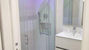 Doccia, asciugacapelli, bidet, asciugamani