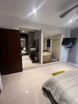 3 habitaciones, tabla de planchar con plancha, wifi y ropa de cama 