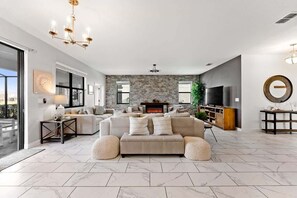 Smart TV, chimenea y tenis de mesa 