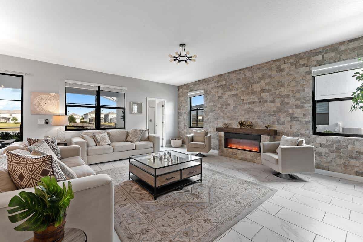 スマートテレビ、暖炉、卓球台