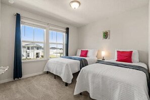 Een strijkplank/strijkijzer, wifi, beddengoed