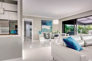 Living area - The Sun House – The Waterfront Oasis (Wilton Manors)