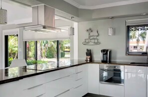 Private kitchen - The Sun House – The Waterfront Oasis (Wilton Manors)