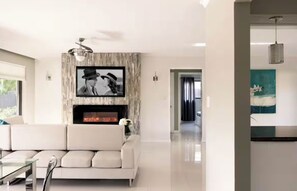 Living area - The Sun House – The Waterfront Oasis (Wilton Manors)