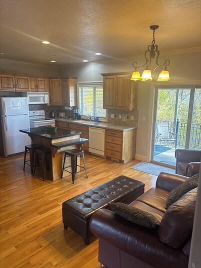 Great 3-bedroom secluded mother-in-law house in sandy. Near canyon. Hot tub.