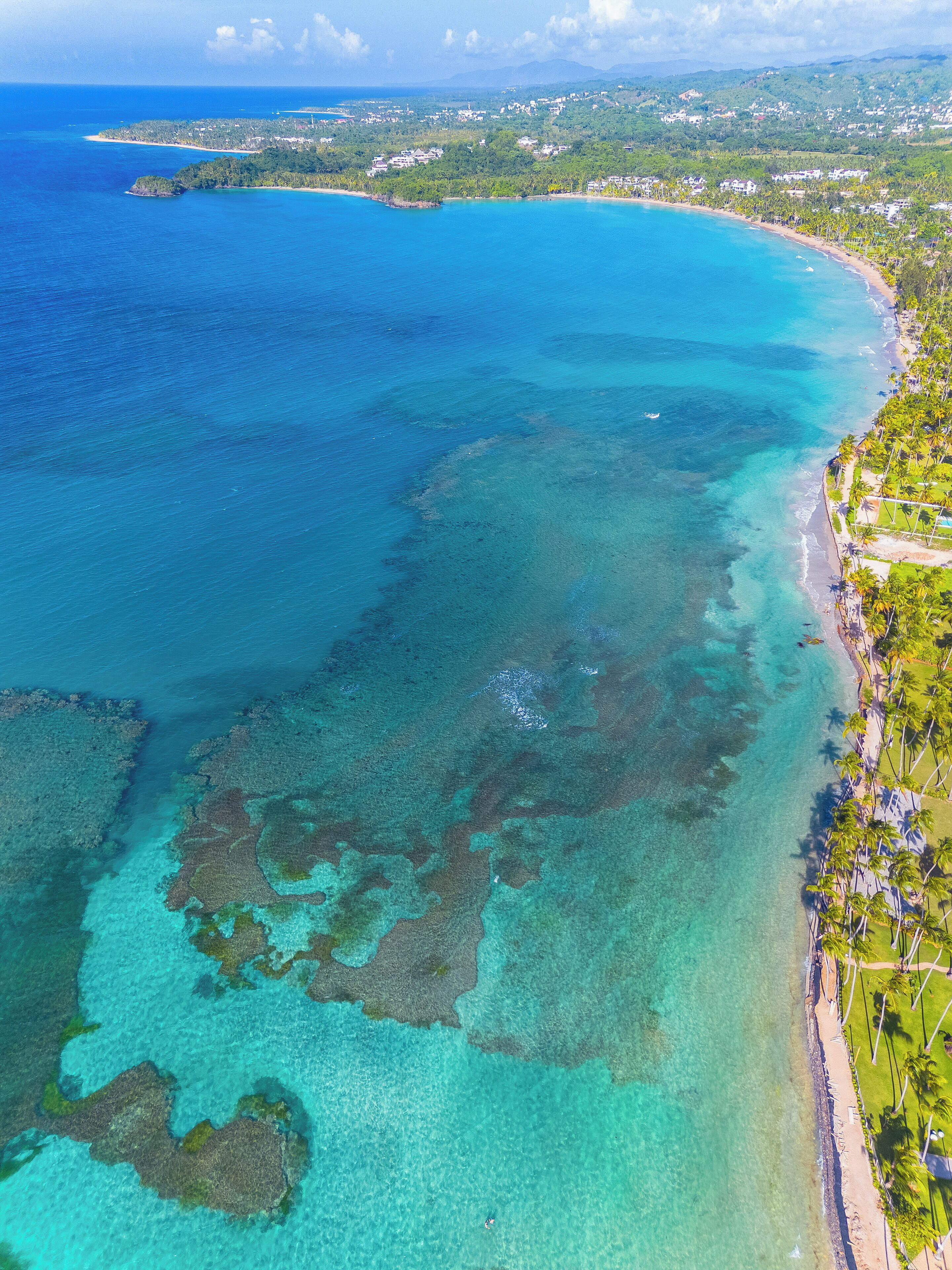 Beach nearby, sun loungers, beach towels