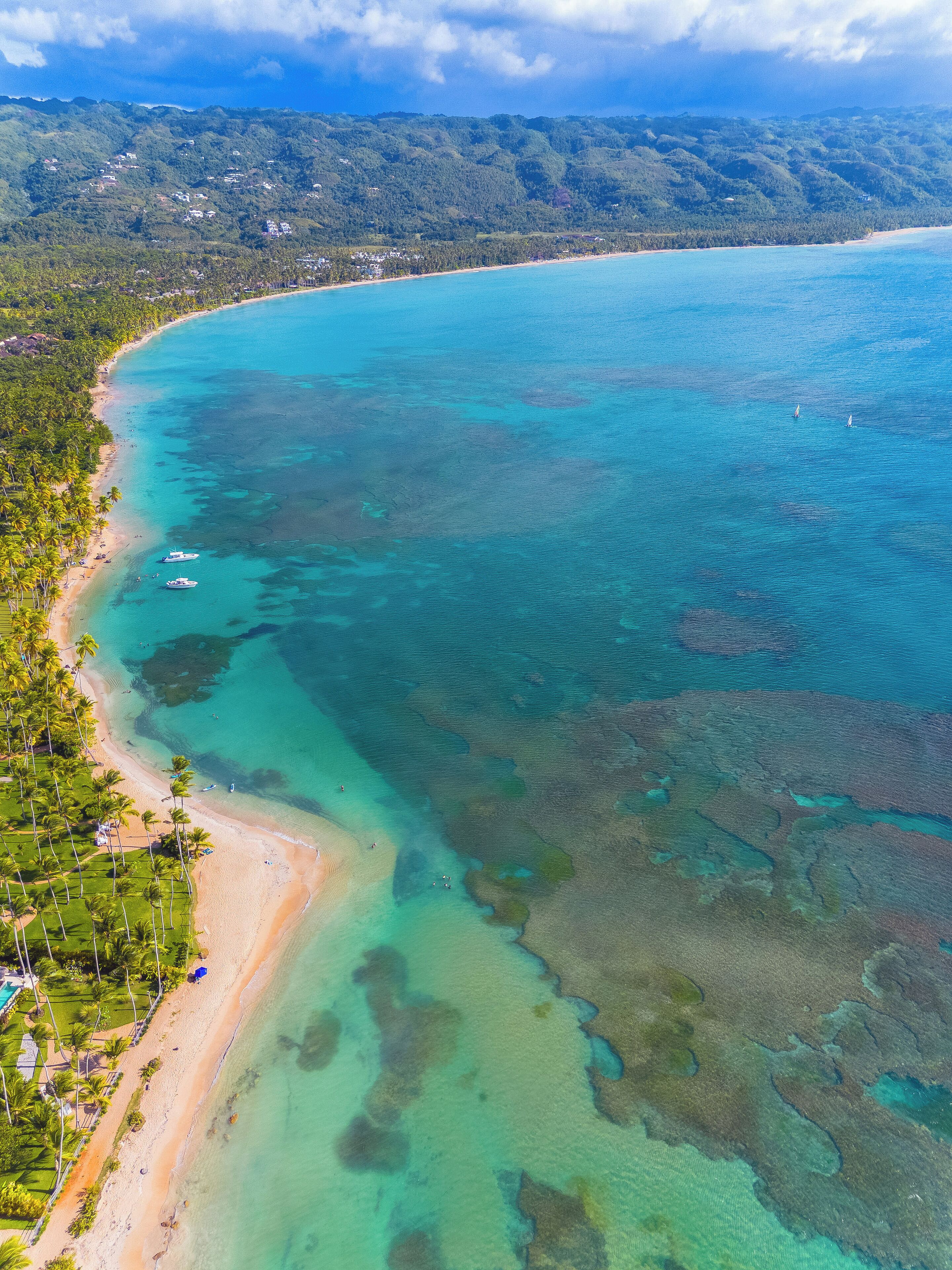Beach nearby, sun loungers, beach towels