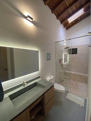 تجهيزات دش، مجففات شعر، مناشف، صابون