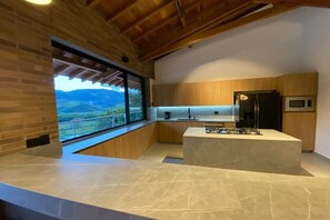 Microondas, horno, parrilla de estufa y lavavajillas