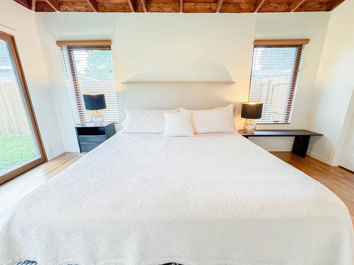 Tabla de planchar con plancha, acceso a internet y ropa de cama 