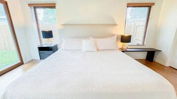 Tabla de planchar con plancha, acceso a internet y ropa de cama