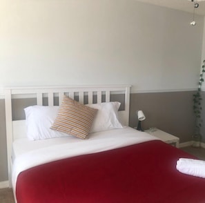Iron/ironing board, WiFi, bed sheets - Lux Suite 1-bedroom with Working desk in tranquil Jacksonville (Jacksonville)
