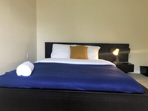 Een strijkplank/strijkijzer, wifi, beddengoed