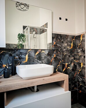 Douche, sèche-cheveux, bidet, serviettes fournies