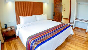 Cortinas blackout, wifi gratis y ropa de cama