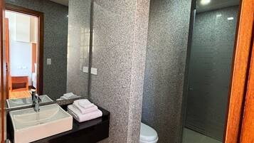 Deluxe-rum - utsikt mot staden | Badrum | Dusch, handdukar, tvål och schampo