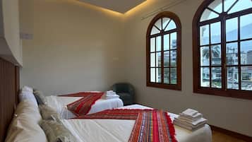 Comfort fyrbäddsrum - 2 dubbelsängar - städning | Mörkläggningsgardiner och gratis wi-fi