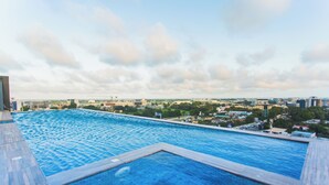 En pool på taket med utsikt över staden.