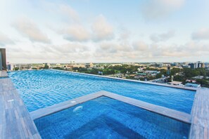 Outdoor pool - Luxury King Studio at Kass (Accra)
