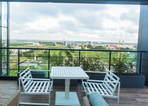 Outdoor dining - Luxury King Studio at Kass (Accra)