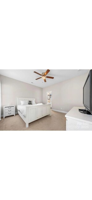 3 habitaciones, tabla de planchar con plancha, wifi y ropa de cama 