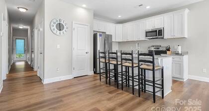 Serene 3-bedroom house in charming Hickory