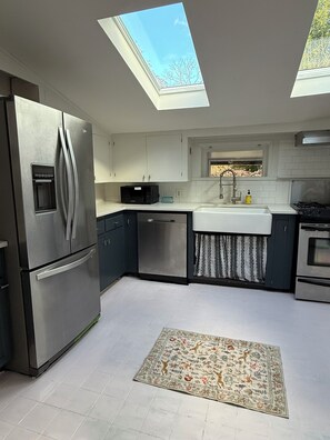 Private kitchen - Cute 3-bedroom cottage in SW Portland Hills for your getaway (Portland)