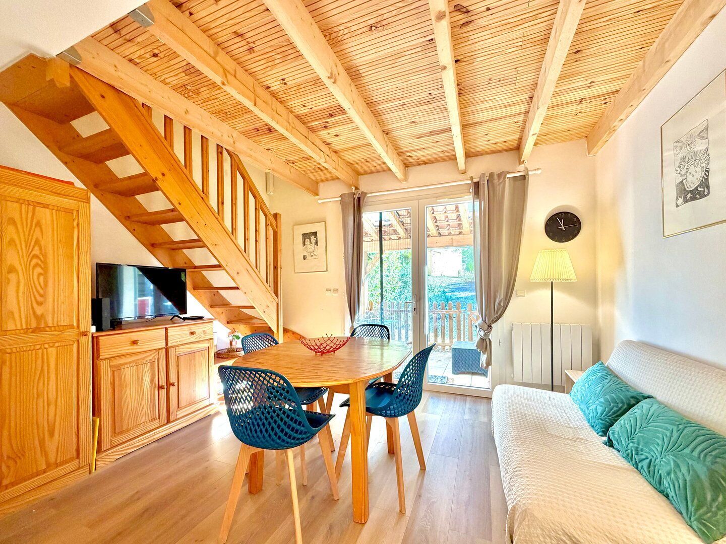 Téléviseur, table de ping-pong