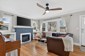 TV - Warm and Inviting 3BR Craftsman with Big Kitchen (Vancouver)