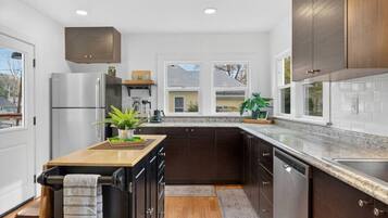 Refrigerador, microondas, horno, placa de cocina