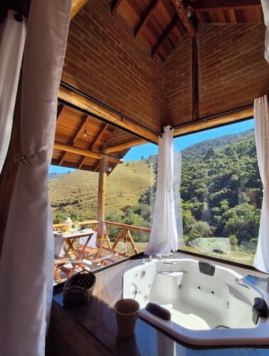 Mountain Mist Chalet - Romantic chalet with mountain views and a hot tub.