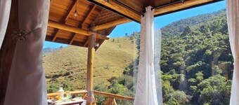 Mountain Mist Chalet - Romantic chalet with mountain views and a hot tub.