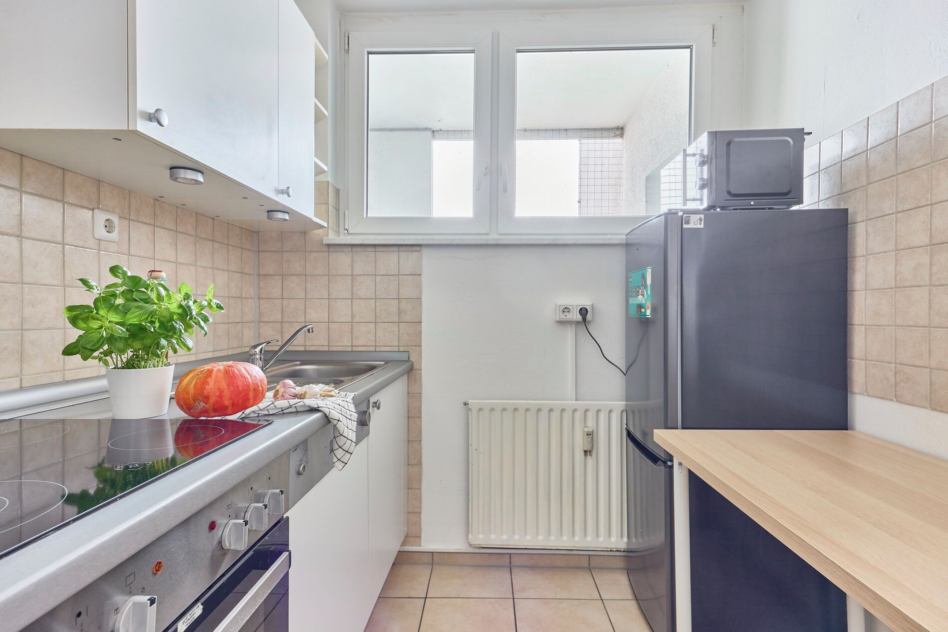 Frigorífico, microondas, horno y placa de cocina