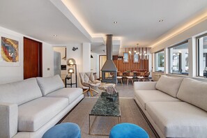 Una televisión, una chimenea, una mesa de tenis de mesa