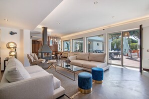Una televisión, una chimenea, una mesa de tenis de mesa