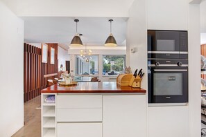 Frigorífico, microondas, horno y placa de cocina