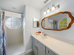 Shower, hair dryer, shampoo - Resort Pool*Renovated*Near Parks! (Kissimmee)