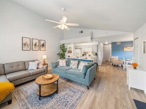 Smart TV, offices - Resort Pool*Renovated*Near Parks! (Kissimmee)