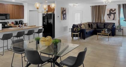 Charming 3-bedroom house with AC in peaceful neighborhood, minutes from Disney!