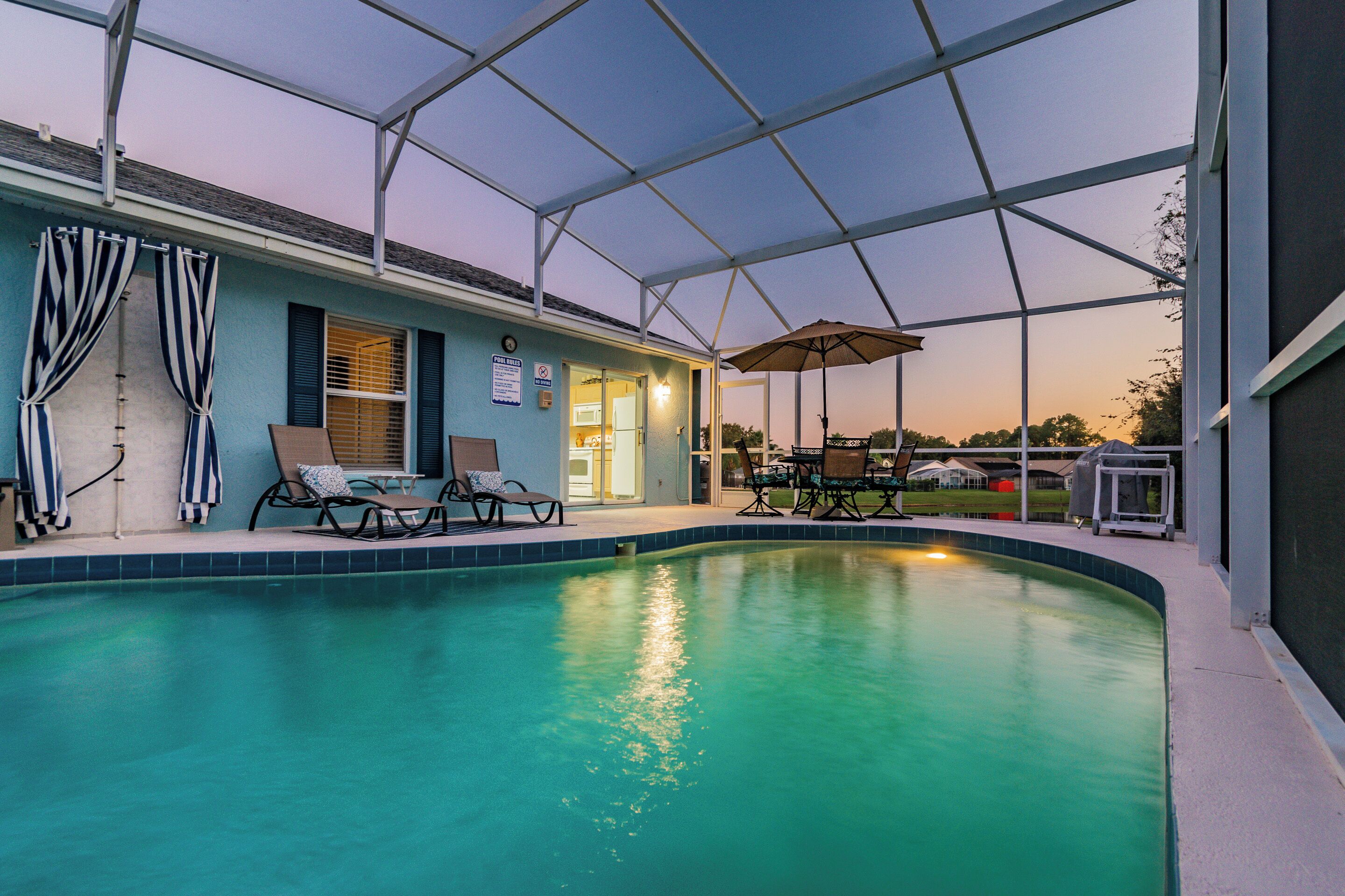 Una piscina al aire libre, una piscina climatizada