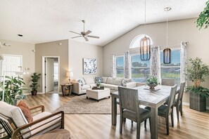 Smart TV, fireplace - Paradise Found! PRIVATE Pool Home Near Disney! FREE Pool Heat, Sleeps 7, Lake! (Kissimmee)